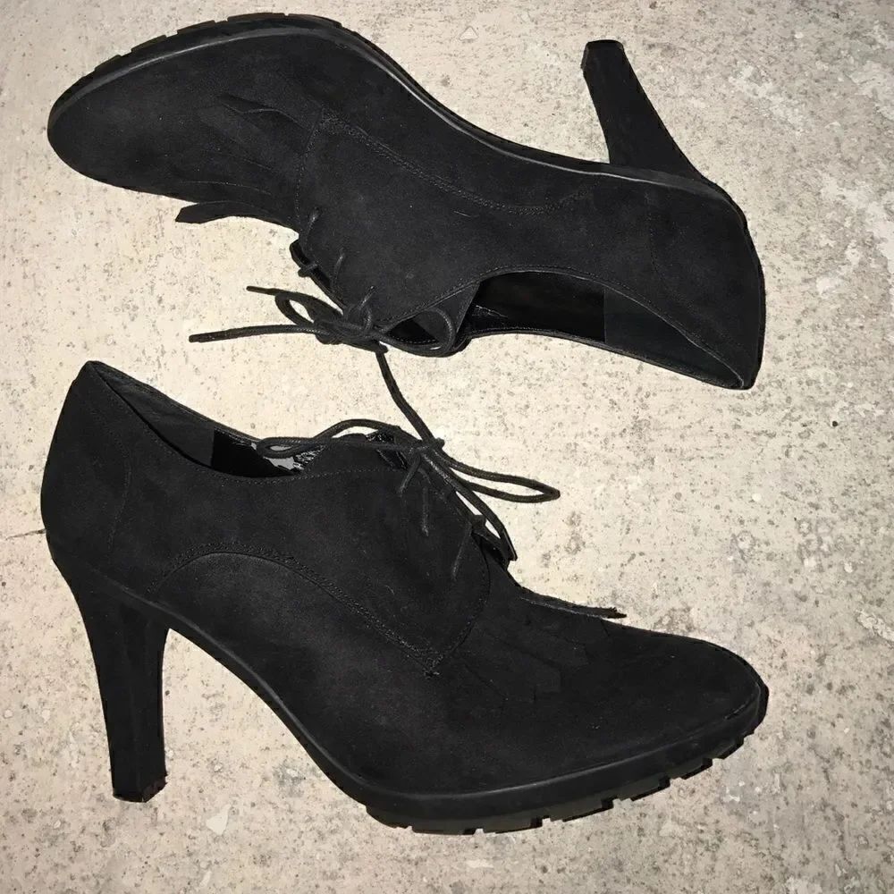 Tahari  heeled  booties
